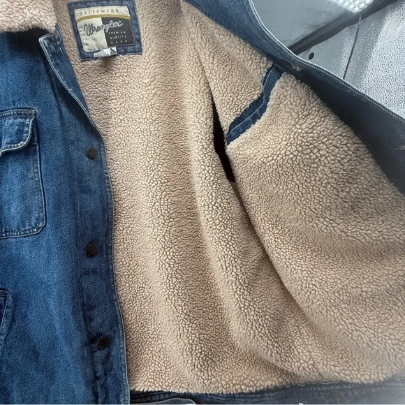 Wrangler Denim Blue Jacket with Sherpa Lining & Collar - Picture 3 of 5